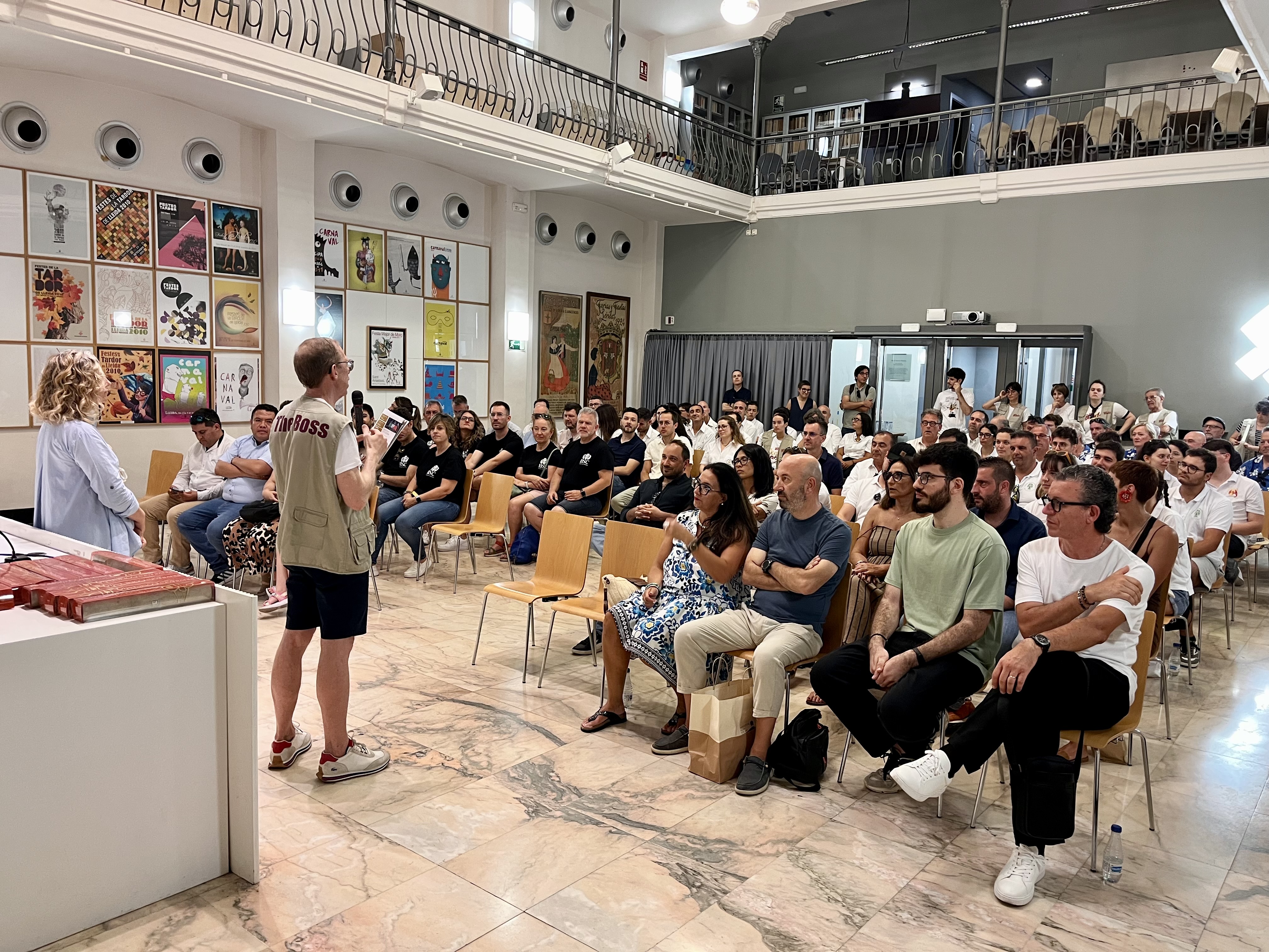 El director de Fem Banda, Amadeu Urrea, i la regidora de Cultura, Pilar Bosch, amb membres de les bandes, a la Casa dels Gegants