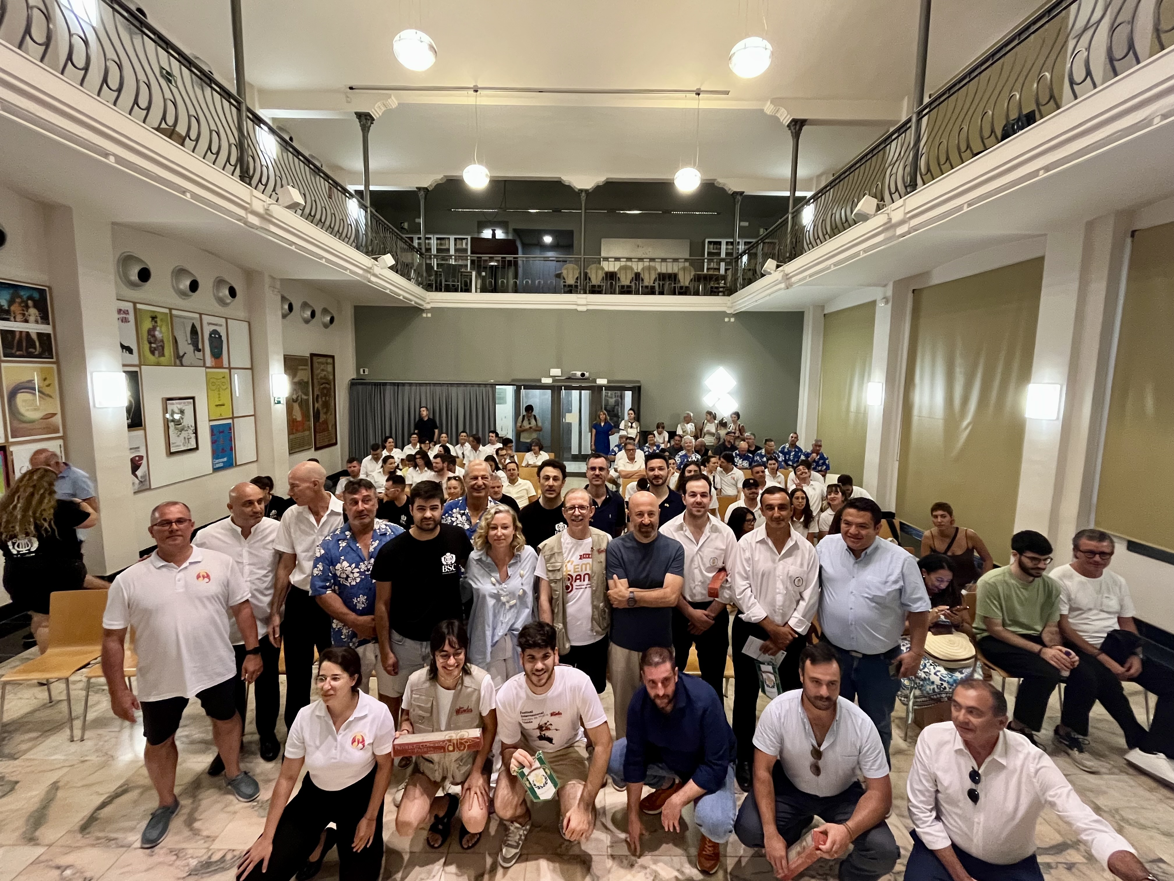 Presidents/es i directors/es de les bandes durant la recepció institucional a la Casa dels Gegants