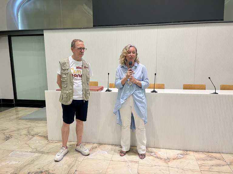 La regidora de Cultura, Pilar Bosch, i el director de Fem Banda, Amadeu Urrea, durant la recepció a la Casa dels Gegants