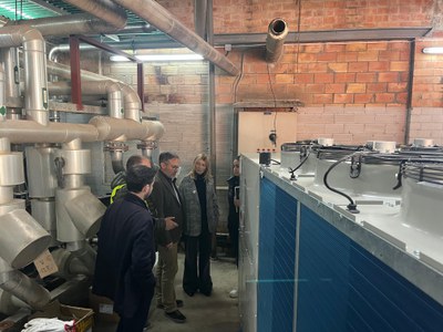 La tinenta d’alcalde i regidora d’Agenda Urbana, Espai Agrari i Sostenibilitat, Begoña Iglesias, ha visitat avui l’espai on hi ha les màquines de climatització.