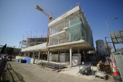 Vista de l'edifici en obres.