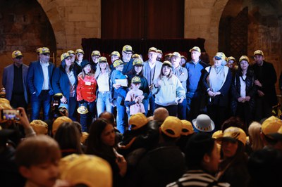 L'alcalde, Fèlix Larrosa, la tinenta d'alcalde, Carme Valls, i bona part de la corporació municipal durant la lectura del manifest a càrrec d'un adolescent i dos infants d'AFANOC.