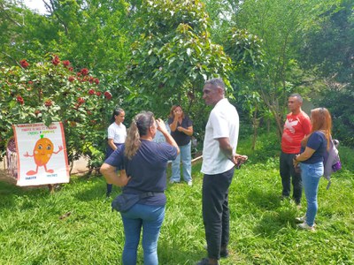 El regidor de Cooperació, Jackson Quiñónez, visita l'hort d'una escola.