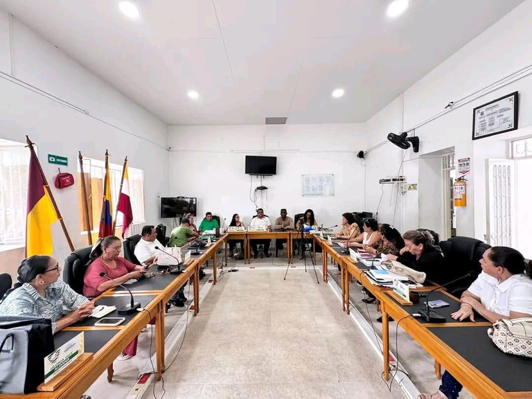 El regidor de Cooperació, Jackson Quiñónez, assisteix al Ple municipal de Lérida, acompanyat de tècnics de la regidoria