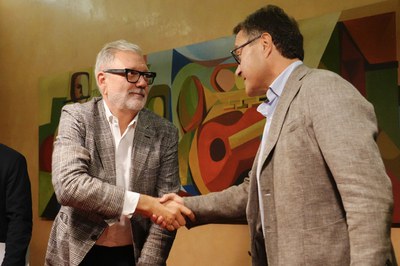 L'alcalde encaixa la mà amb el representant de Caixabank.