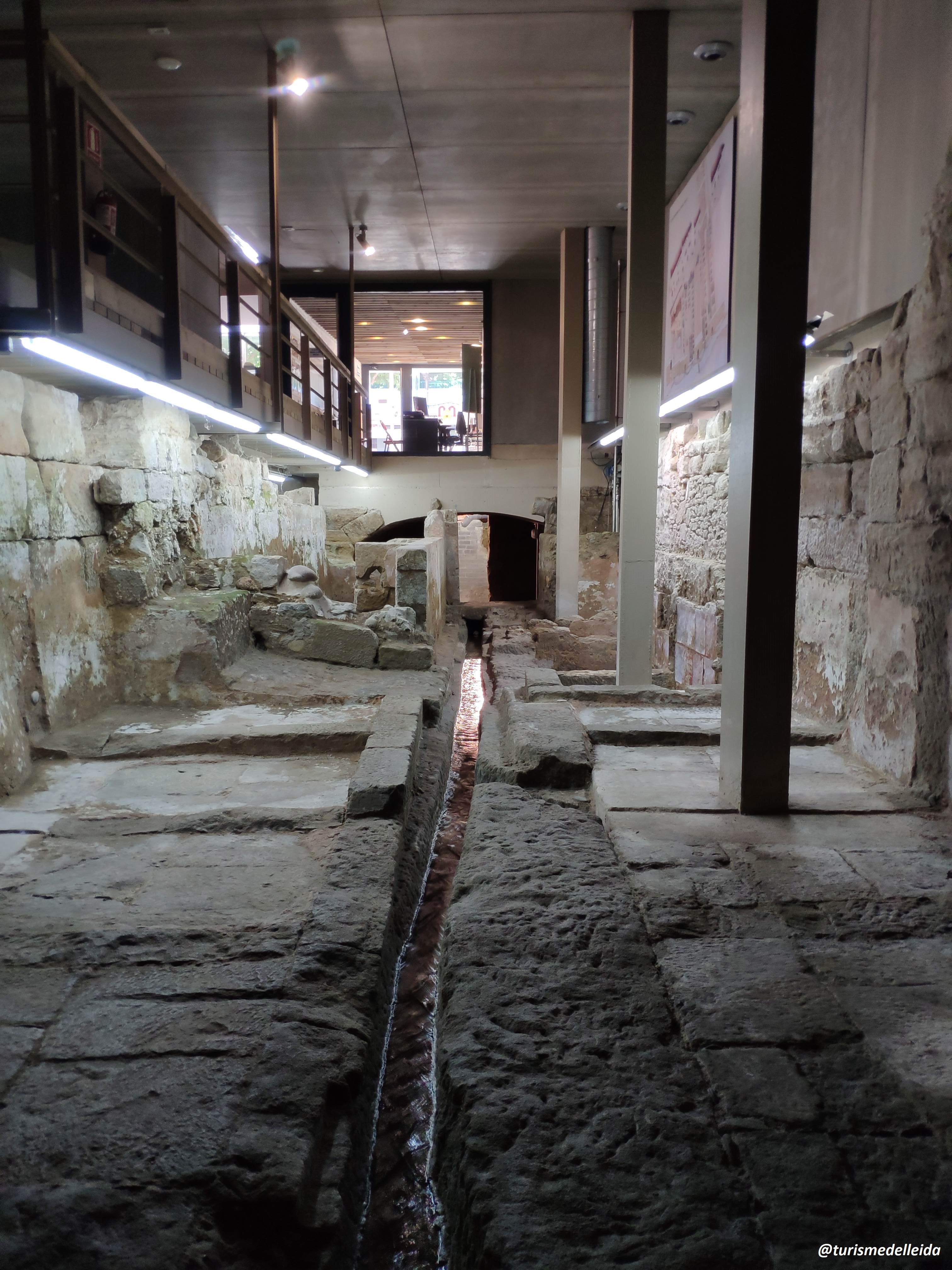 Les Adoberies estan formades per dos obradors que contenen encara la canalització que s'utilitzava a l'Edat Mitjana