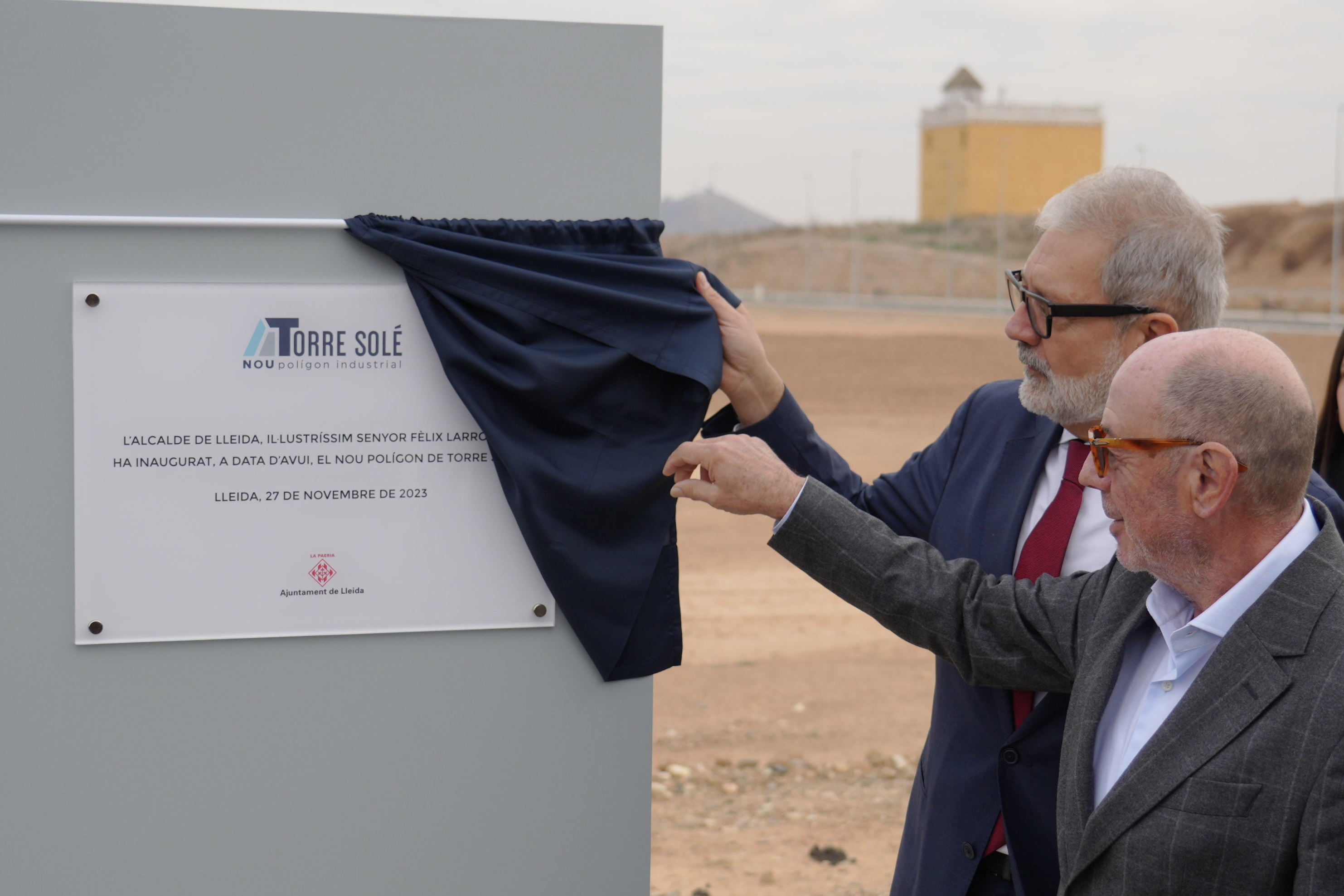 Larrosa i Solanes descobreixen la placa inaugural