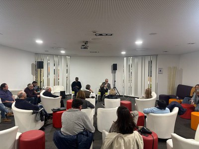 El paer en cap, Fèlix Larrosa, i el regidor d'Esports i Salut Pública, Jackson Quiñónez, han mantingut aquest dilluns a la tarda una trobada amb les entitats que formen FeSalut Lleida.