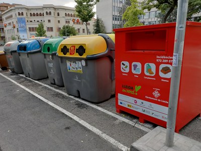 Nou contenidor de roba propietat de l'Ajuntament.