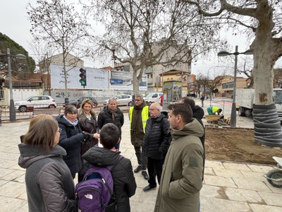 La tinenta d'alcalde Begoña Iglesias ha visitat avui les tasques amb els serveis tècnics i els representants del veïnat.