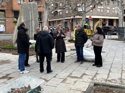 Un moment de la visita a la plaça Sant Jordi.