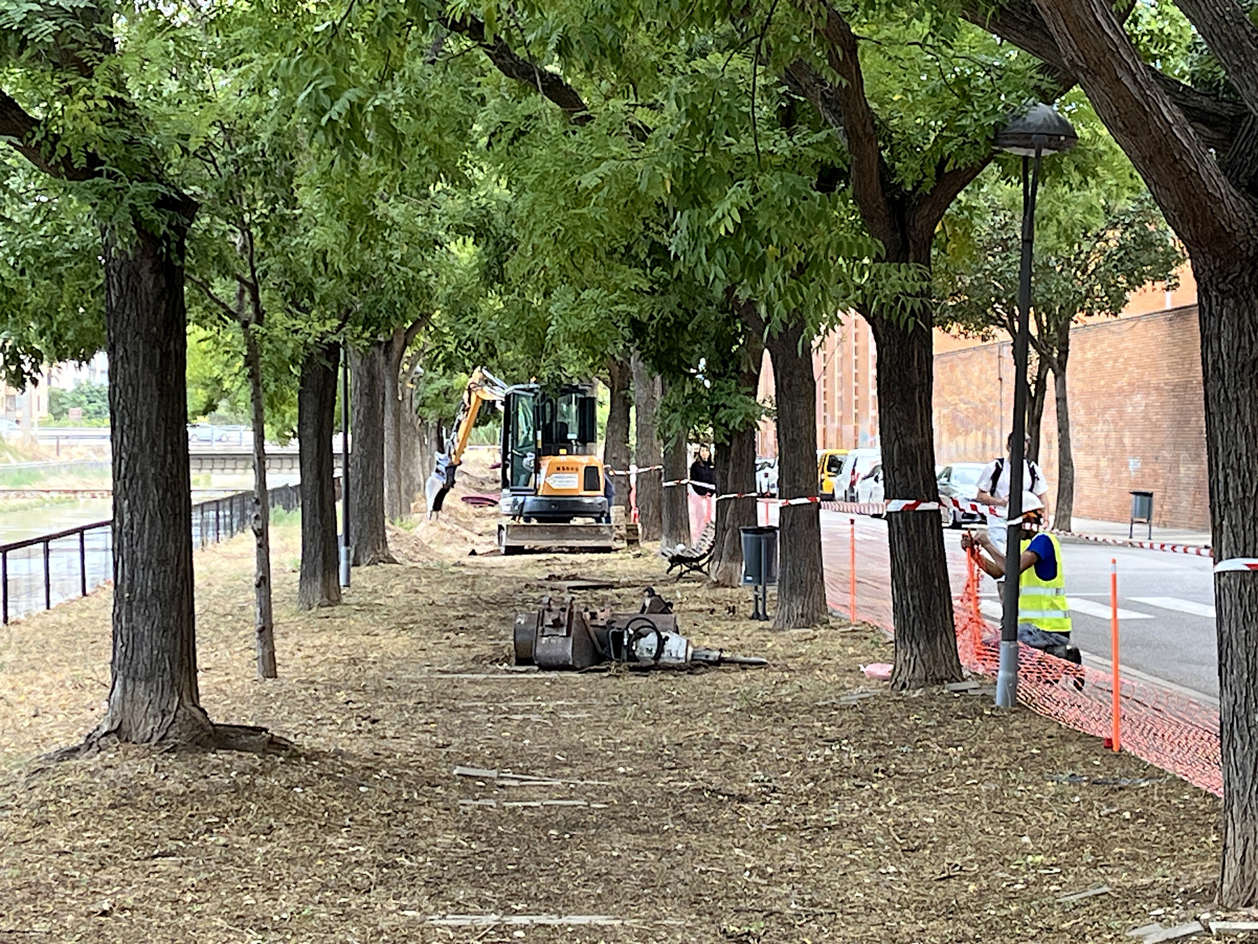 L'actuació permet millorar l'enllumenat i la seguretat en el passeig vora el canal