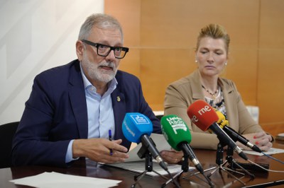 L'alcalde, Larrosa, i la tinent d'alcalde, Iglesias, en un moment de la roda de premsa..