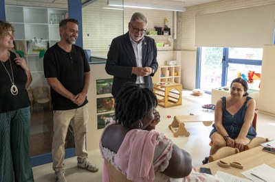 Un moment de la visita a l'escola bressol de la Mitjana..