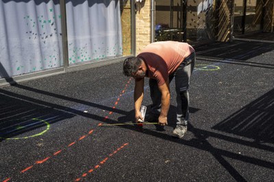 A l'Escola Bressol de Balàfia s'està renovant el sòl de cautxú del pati..