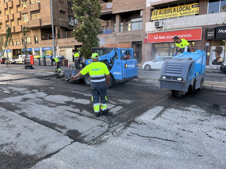 Els operaris treballant en el tram situat entre la plaça d'Espanya i el carrer de República del Paraguai