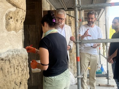 Fèlix Larrosa visita les obres de restauració de la portalada principal i la façana nord de l’església de Santa Maria de Gardeny.