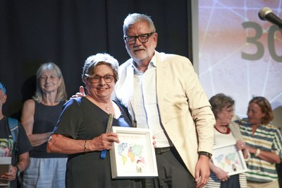 L'alcalde ha lliurat un dels reconeixements a Paquita Deltell, exdelegada de l'Assocaició Mans Unides Lleida i expresidenta de la Coordinadora d'ONGD….