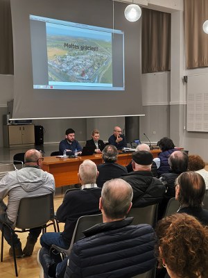 La tinenta d’alcalde Begoña Iglesias ha presentat al veïnat el projecte, que compta amb un pressupost d’1,7 milions d’euros que finançarà l'Agència C….
