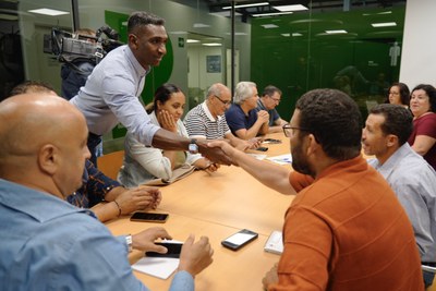 El regidor saluda els assistents a la reunió.