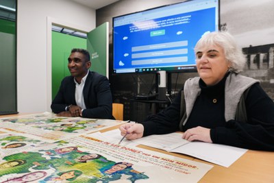 La tinenta d'alcalde Carme Valls i el regidor Jackson Quiñónez han presentat la doble proposta, el mapa i el joc virtual, amb tretze dones que han ll….