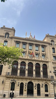 La façana de la Paeria, amb la bandera a mig pal..