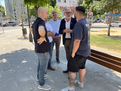 L'alcalde conversa amb tècnics i amb el president d'Orvepard.