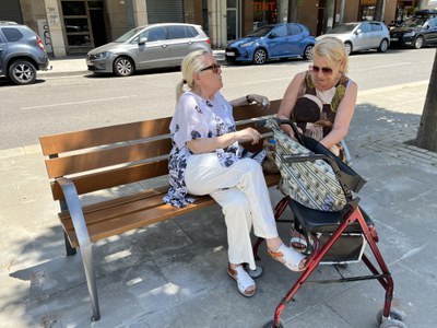 Dues veïnes del barri estrenant ja els nous bancs.