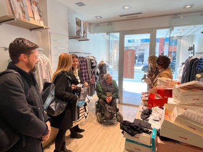 En aquesta segona fase, que s’ha iniciat a la Zona Alta, els regidors han visitat els comerços del barri, que s’han sumat a la iniciativa per contrib….