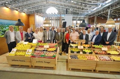 L'alcalde, Fèlix Larrosa, el conseller d'Agricultura, Ramaderia, Pesca i Alimentació, Òscar Ordeig, i les regidores Begoña Iglesias i Pilar Bosch amb….