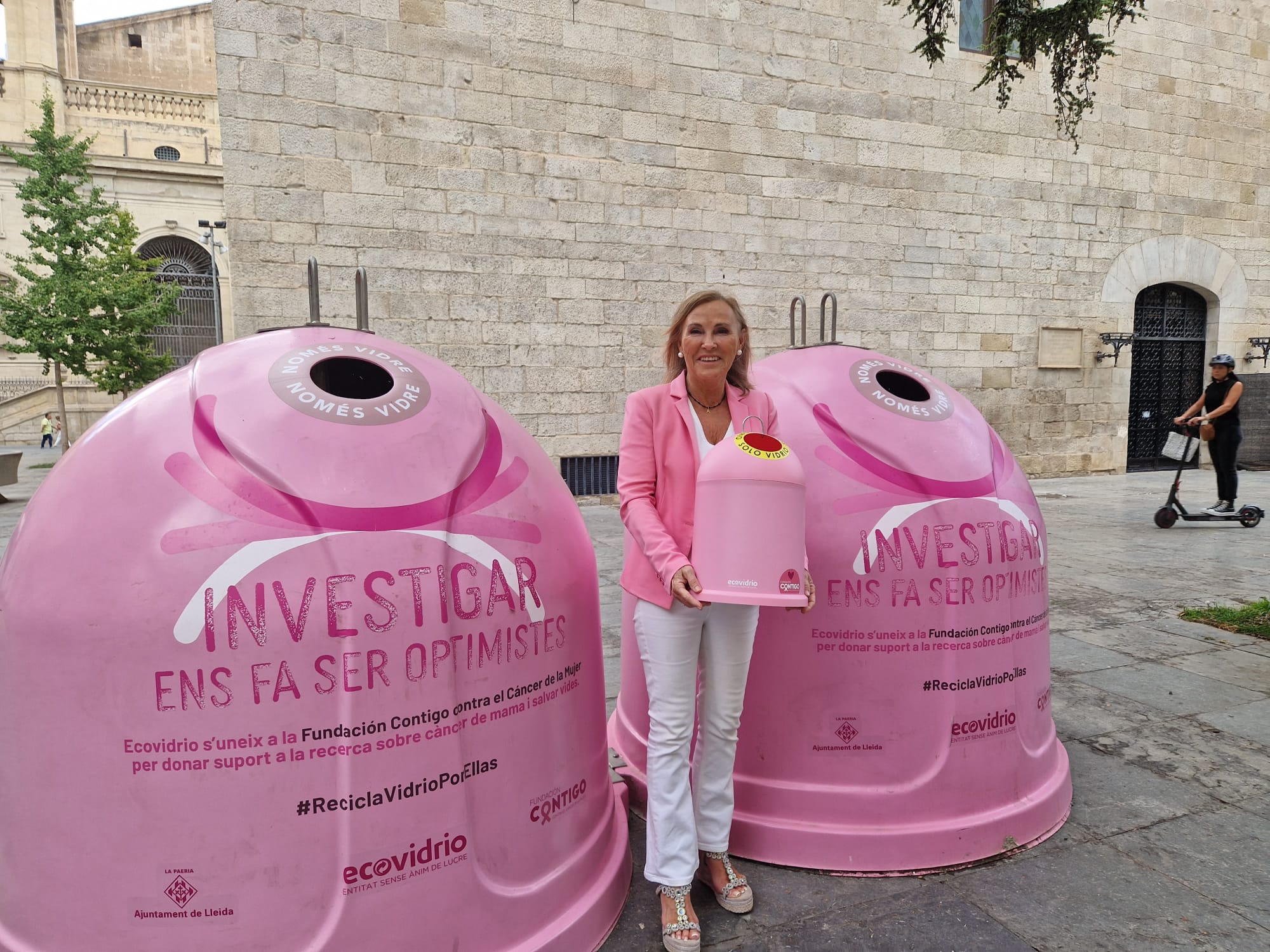 La regidora Anna Miranda convida la ciutadania a llençar el vidre per a reciclar en els dos contenidors de color rosa
