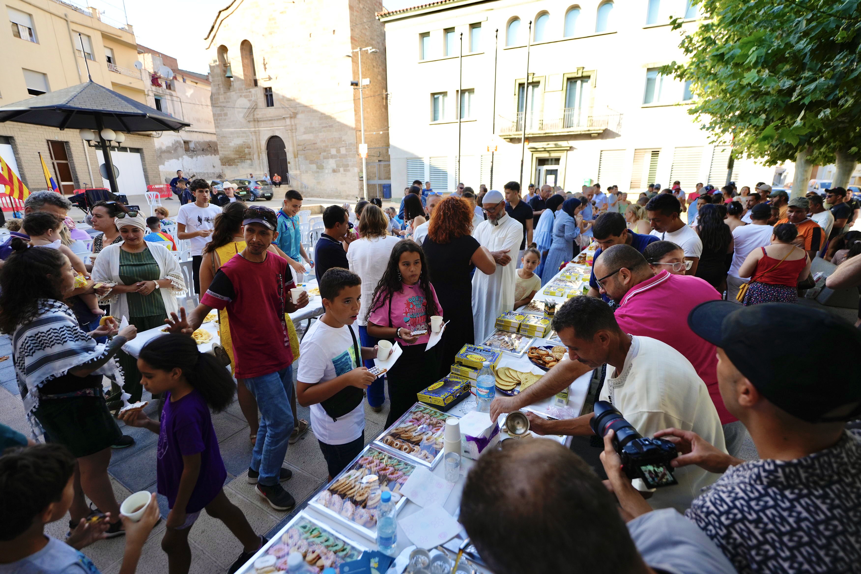 La 2a Festa per la Convivència al Segrià s’ha celebrat a la plaça de Santiago Miret de Soses i ha aglutinat unes 300 persones