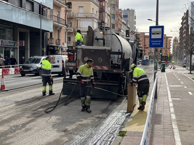 Operaris treballant en la renovació del ferm a Balmes.