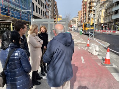 La tinenta d'alcalde Begoña Iglesias ha visitat les obres avui, acompanyant als representants de veïns i comerciants.