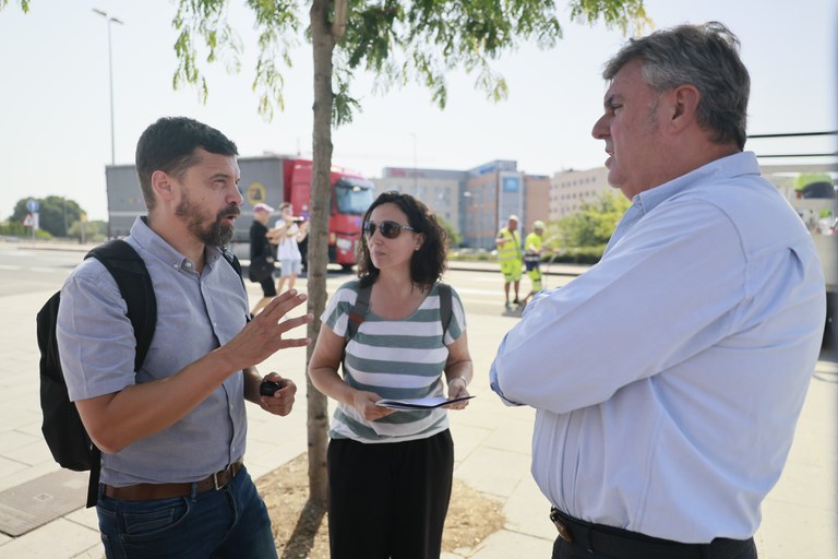 El regidor conversa amb el personal encarregat de l'actuació