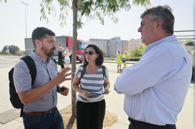 El regidor conversa amb el personal encarregat de l'actuació.