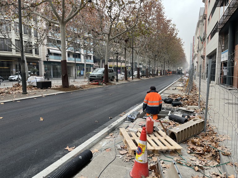 La rambla ja llueix la nova configuració, amb la calçada més estreta