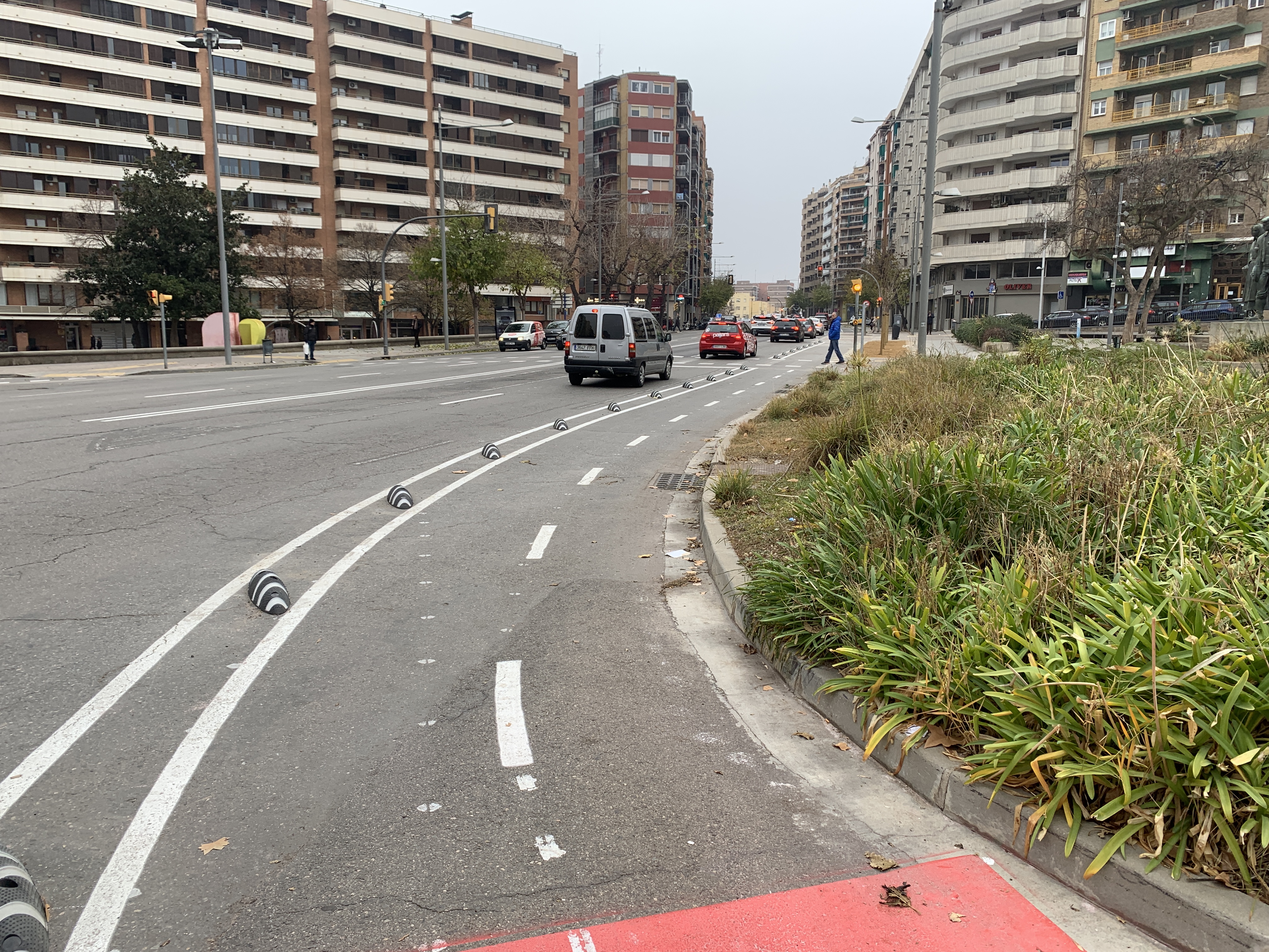 El carril bici, a l'altura de la plaça dels Pagesos