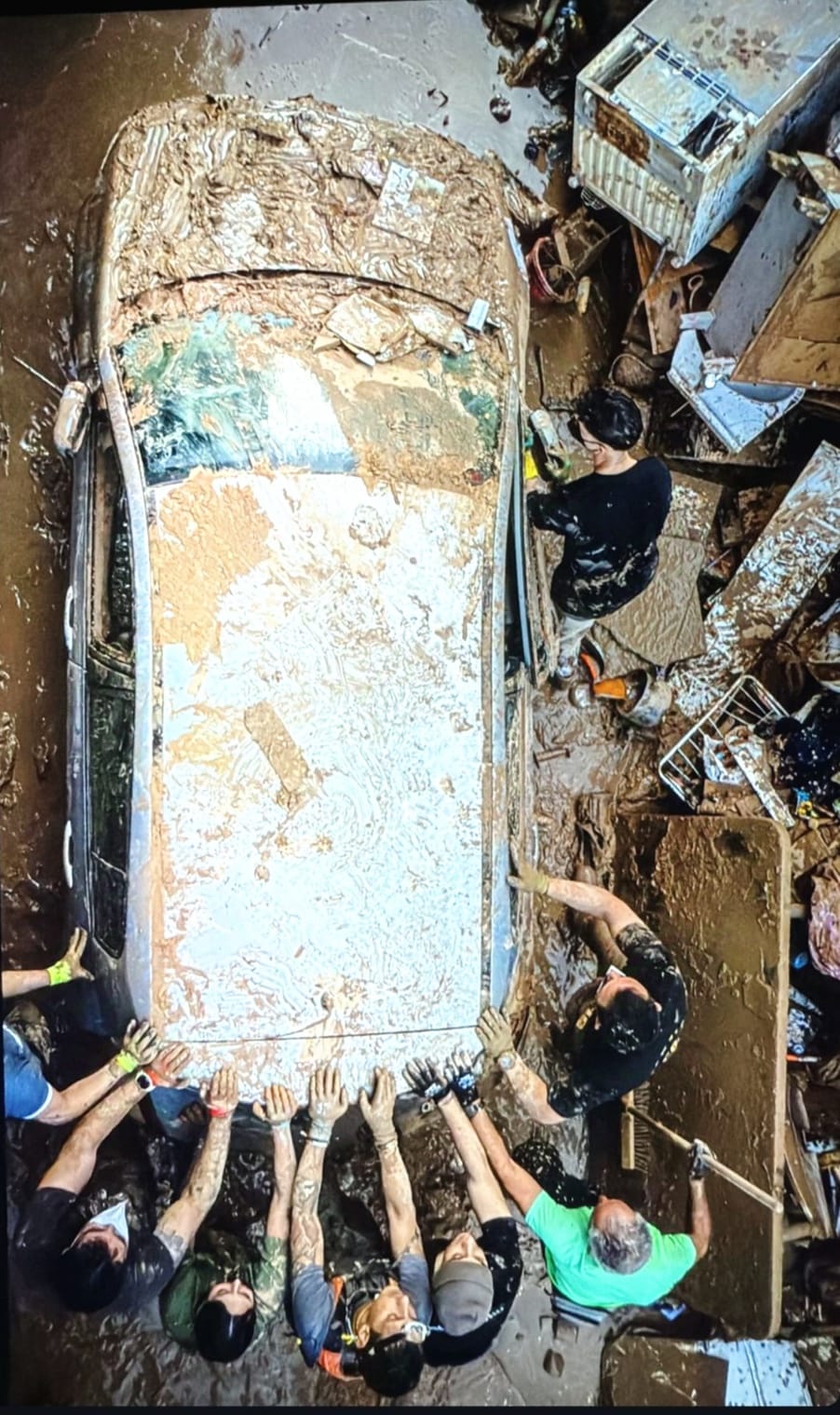 Agents de la Guàrdia Urbana de Lleida estan fent tasques in situ per ajudar les persones damnificades per la Dana.