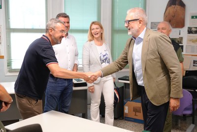 Larrosa saluda Garrós, aquest matí a la seu d'Interior a Lleida.