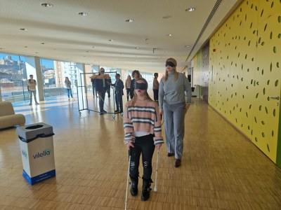 Experimentar amb les barreres amb què es troba una persona amb discapacitat visual ha estat una altra de les activitats proposades.