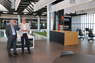 Larrosa ha visitat les instal·lacions de DFactory, acompanyat de Pere Navarro.