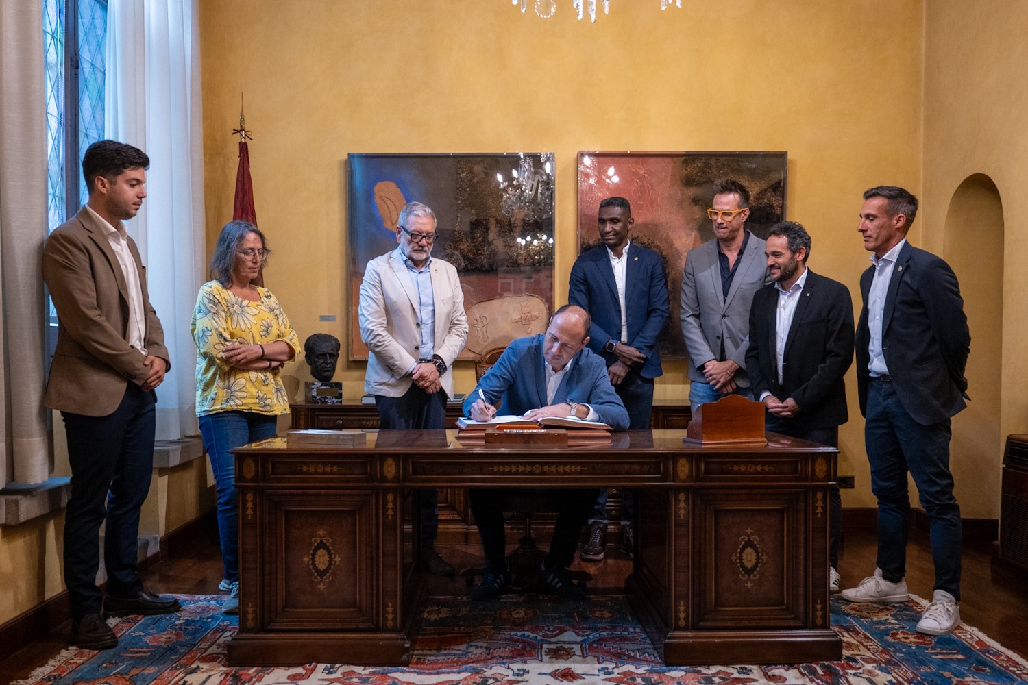 L’alcalde Larrosa ha rebut a la Paeria el conseller, qui ha signat en el Llibre d’Or