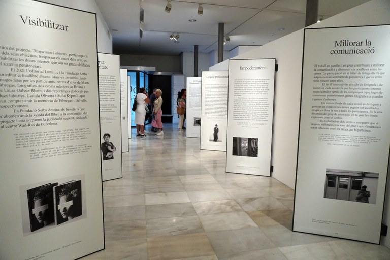 “Dones Invisibles. Traspassant l’objectiu” és una iniciativa de la Fundació Setba i és el resultat dels tallers fotogràfics realitzats per dones internes del Centre Penitenciari de Ponent i altres centres penitenciaris catalans.