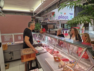 Carme Valls i Pilar Bosch van saludar els i les paradistes del Mercat..