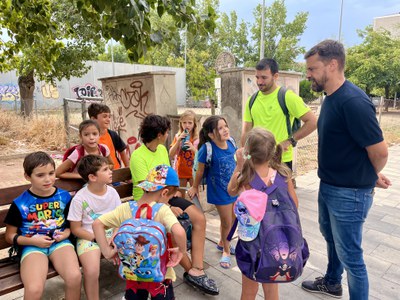 L'alcalde accidental, Carlos Enjuanes, amb un grup de nens i nenes d'Esportmania.