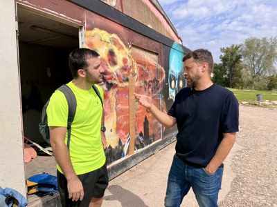 L'alcalde accidental, Carlos Enjuanes, amb un dels coordinadors d'Esportmania.