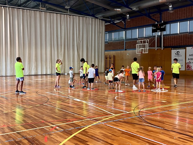 Infants d'Esportmania fent jocs esportius al Pavelló Municipal de Pardinyes