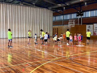 Infants d'Esportmania fent jocs esportius al Pavelló Municipal de Pardinyes.