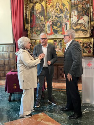 El paer en cap, Fèlix Larrosa, i la tinenta d'alcalde, Carme Valls, amb els representants del Força Lleida Club Esportiu.